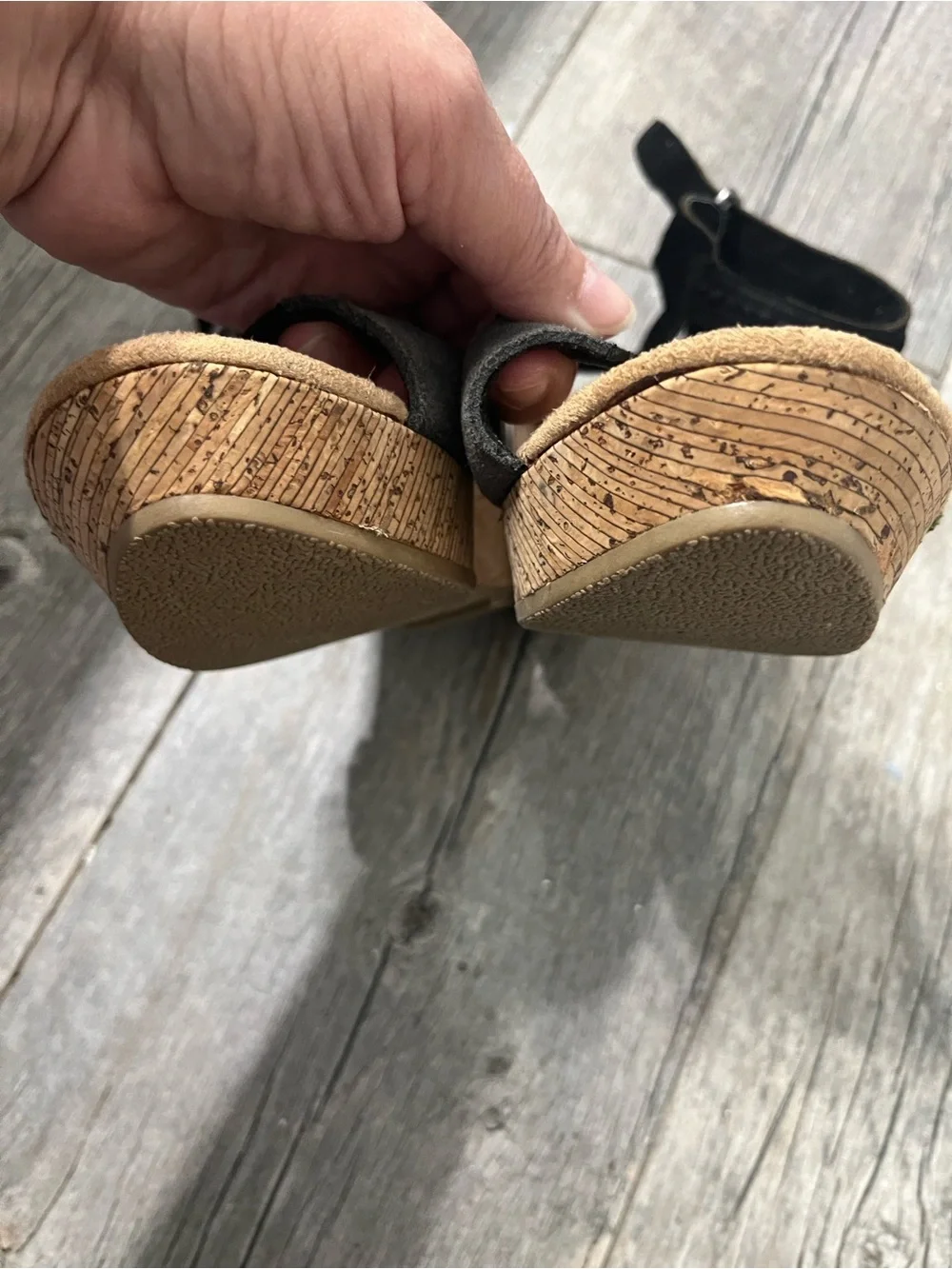 Minnetonka Black and Olive Suede Fringe Cork Wedge Sandals women’s 7